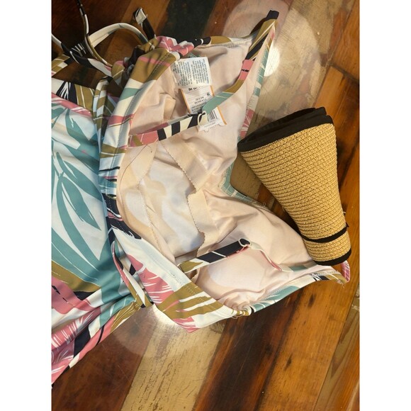 NWT one peice Swimsuit and sunhat - Picture 4 of 5